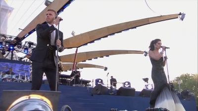 Cheryl_Tweedy___Gary_Barlow_-_Need_You_Now_28Diamond_Jubilee_Concert29_-_04_06_2012_28BBC_One_HD29_HD-002_mkv0062.jpg