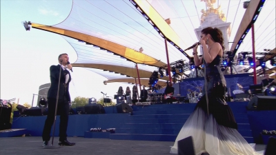 Cheryl_Tweedy___Gary_Barlow_-_Need_You_Now_28Diamond_Jubilee_Concert29_-_04_06_2012_28BBC_One_HD29_HD-002_mkv0192.jpg