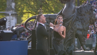 Cheryl_Tweedy___Gary_Barlow_-_Need_You_Now_28Diamond_Jubilee_Concert29_-_04_06_2012_28BBC_One_HD29_HD-002_mkv0226.jpg
