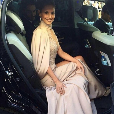 Leaving_her_hotel_in_Cannes_15_05_15_281029.jpg