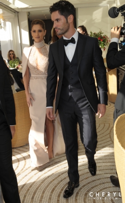 Leaving_her_hotel_in_Cannes_15_05_15_281229.jpg