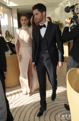 Leaving_her_hotel_in_Cannes_15_05_15_281329.jpg