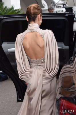 Leaving_her_hotel_in_Cannes_15_05_15_281629.jpg