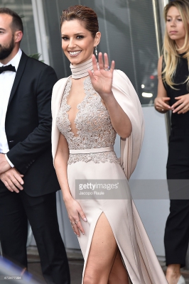 Leaving_her_hotel_in_Cannes_15_05_15_282229.jpg