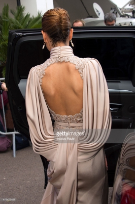 Leaving_her_hotel_in_Cannes_15_05_15_282429.jpg