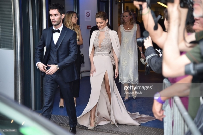 Leaving_her_hotel_in_Cannes_15_05_15_282729.jpg