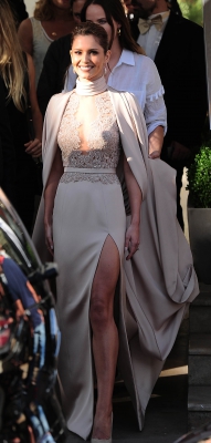 Leaving_her_hotel_in_Cannes_15_05_15_283029.jpg