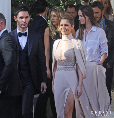 Leaving_her_hotel_in_Cannes_15_05_15_28329.jpg