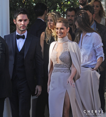 Leaving_her_hotel_in_Cannes_15_05_15_28529.jpg