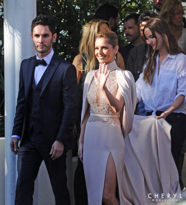 Leaving_her_hotel_in_Cannes_15_05_15_28829.jpg