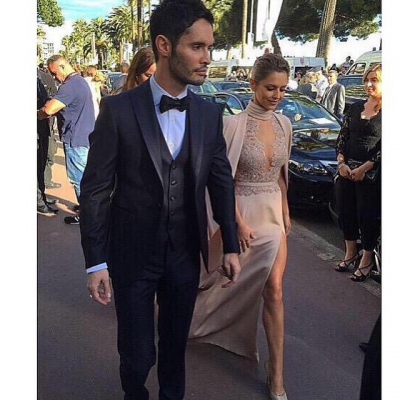 Leaving_her_hotel_in_Cannes_15_05_15_28929.jpg