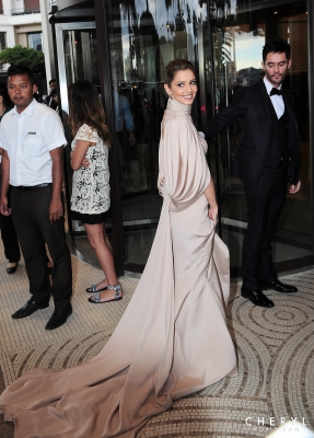 Arriving_Back_at_her_hotel_in_Cannes_15_05_15_28329.jpg