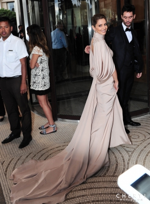 Arriving_Back_at_her_hotel_in_Cannes_15_05_15_28629.jpg