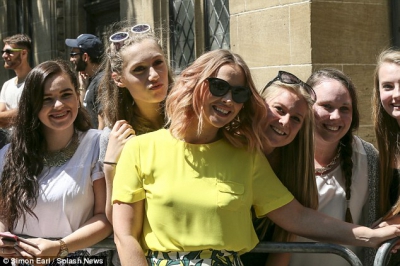 Kimberley_Walsh_shows_off_her_newly_dyed_pink_hair_as_she_puts_on_summery_display_in_flowery_shorts_and_a_yellow_top_26_06_15_28629.jpg