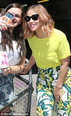Kimberley_Walsh_shows_off_her_newly_dyed_pink_hair_as_she_puts_on_summery_display_in_flowery_shorts_and_a_yellow_top_26_06_15_28729.jpg