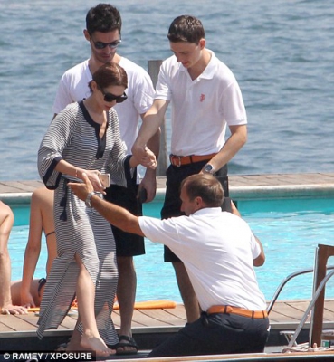 Cheryl_Fernandez_Versini_in_Tory_Burch_in_Lake_Como_02_07_15_281429.jpg