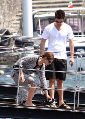 Cheryl_Fernandez_Versini_in_Tory_Burch_in_Lake_Como_02_07_15_282129.jpg