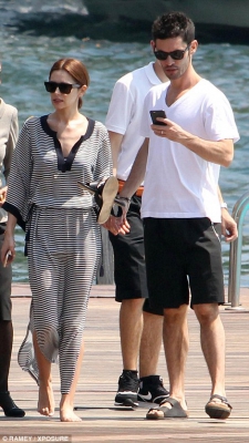 Cheryl_Fernandez_Versini_in_Tory_Burch_in_Lake_Como_02_07_15_28929.jpg