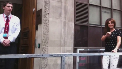 Cheryl_Cole_waving_to_fans_mp40039.jpg