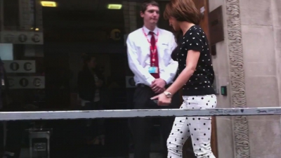 Cheryl_Cole_waving_to_fans_mp40044.jpg