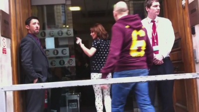 Cheryl_Cole_waving_to_fans_mp40049.jpg