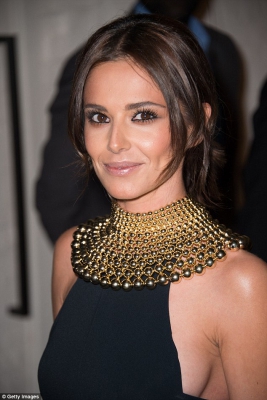 Cheryl_Fernandez-Versini_displays_her_very_slim_physique_and_a_hint_of_sideboob_in_a_sophisticated_black_jumpsuit_at_perfume_launch_19_08_15_28429.jpg