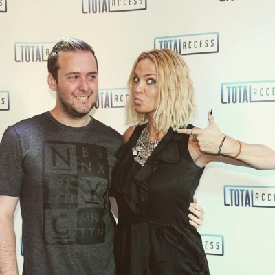 Sarah_Harding_-_Inside_various_radio_stations_20_07_15_28229.jpg