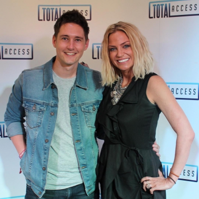 Sarah_Harding_-_Inside_various_radio_stations_20_07_15_28329.jpg