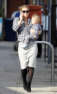 Kimberley_Walsh_hit_the_shops_with_her_son_Bobby_on_Tuesday2C_just_days_after_the_tot_celebrated_his_first_birthday_09_09_15_28129.jpg