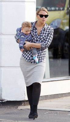 Kimberley_Walsh_hit_the_shops_with_her_son_Bobby_on_Tuesday2C_just_days_after_the_tot_celebrated_his_first_birthday_09_09_15_28529.jpg