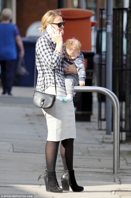 Kimberley_Walsh_hit_the_shops_with_her_son_Bobby_on_Tuesday2C_just_days_after_the_tot_celebrated_his_first_birthday_09_09_15_28729.jpg