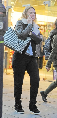 Kimberley_Walsh_enjoyed_some_well-earned_down_time_when_she_stepped_out_for_a_spot_of_retail_therapy_12_10_15_28229.jpg