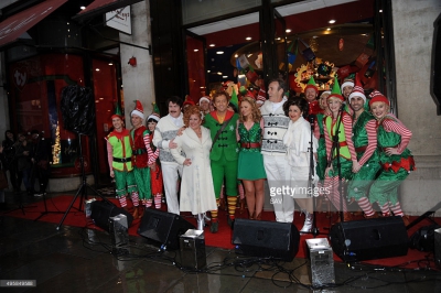 Kimberley_Walsh_with_the_Cast_Of__Elf__unveil_Hamleys_Christmas_windows_at_Hamleys_05_11_15_283129.jpg