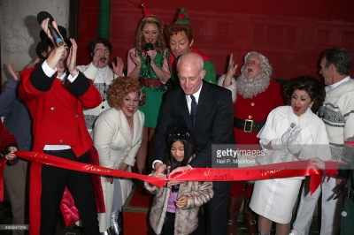 Kimberley_Walsh_with_the_Cast_Of__Elf__unveil_Hamleys_Christmas_windows_at_Hamleys_05_11_15_284129.jpg