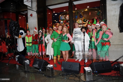 Kimberley_Walsh_with_the_Cast_Of__Elf__unveil_Hamleys_Christmas_windows_at_Hamleys_05_11_15_286029.jpg