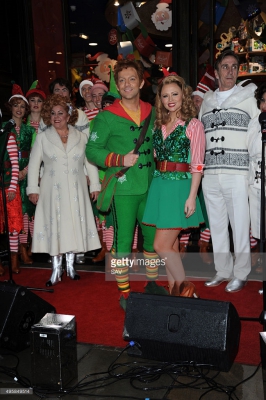 Kimberley_Walsh_with_the_Cast_Of__Elf__unveil_Hamleys_Christmas_windows_at_Hamleys_05_11_15_286329.jpg
