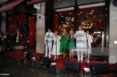 Kimberley_Walsh_with_the_Cast_Of__Elf__unveil_Hamleys_Christmas_windows_at_Hamleys_05_11_15_286529.jpg