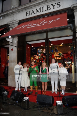 Kimberley_Walsh_with_the_Cast_Of__Elf__unveil_Hamleys_Christmas_windows_at_Hamleys_05_11_15_286629.jpg