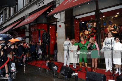 Kimberley_Walsh_with_the_Cast_Of__Elf__unveil_Hamleys_Christmas_windows_at_Hamleys_05_11_15_286729.jpg