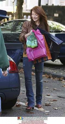 Nicola_Roberts_shopping_19_10_06_282829.jpg