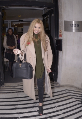 Nadine_Coyle_Seen_outside_BBC_Radio_2_studios_in_London_29_10_15_28629.jpg