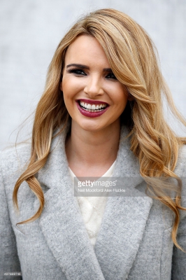 Nadine_Coyle_seen_leaving_the_ITV_Studios_after_performing_on_Lorraine_18_11_15_283429.jpg