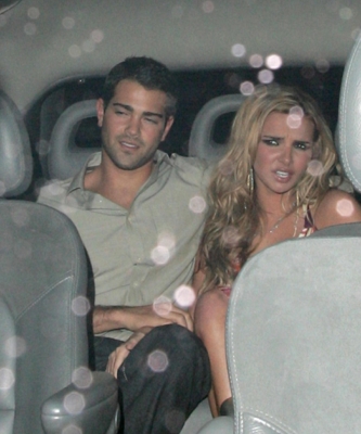 Girls_Aloud_4th_Anniversary_Party_At_Mahiki_Club_06_12_06_2814929.jpg