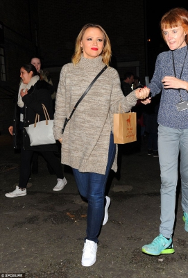 Kimberley_Walsh_goes_laidback_in_knitwear_as_she_drowns_her_sensational_curves_in_baggy_jumper_following_Elf_performance_07_12_15_28129.jpg