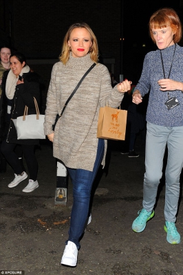 Kimberley_Walsh_goes_laidback_in_knitwear_as_she_drowns_her_sensational_curves_in_baggy_jumper_following_Elf_performance_07_12_15_28529.jpg