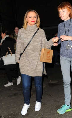 Kimberley_Walsh_goes_laidback_in_knitwear_as_she_drowns_her_sensational_curves_in_baggy_jumper_following_Elf_performance_07_12_15_28629.jpg