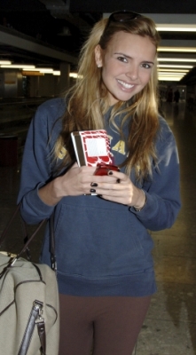 Nadine_At_Heathrow_Airport_19_01_07_281129.jpg