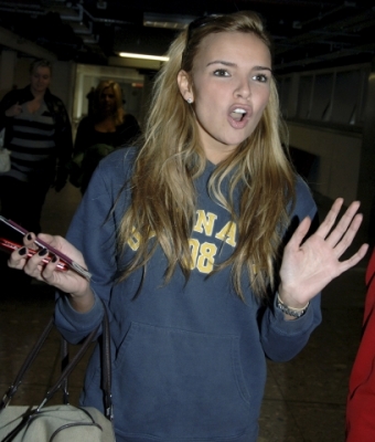 Nadine_At_Heathrow_Airport_19_01_07_28529.jpg