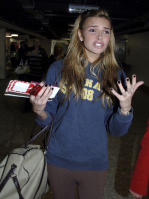 Nadine_At_Heathrow_Airport_19_01_07_28629.jpg