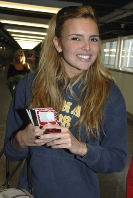 Nadine_At_Heathrow_Airport_19_01_07_28729.jpg
